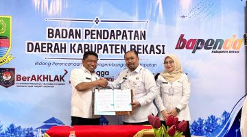 Kepala Bapenda Kabupaten Bekasi Iwan Ridwan bersama perwakilan Kantor Pertanahan Kabupaten Bekasi menunjukkan dokumen Perjanjian Kerja Sama (PKS) pertukaran dan pemanfaatan data pertanahan serta perpajakan daerah. Kerja sama tersebut menjadi langkah awal integrasi data NIB, NOP, dan ZNT untuk mendukung validasi data serta pengelolaan BPHTB di Kabupaten Bekasi.