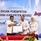Kepala Bapenda Kabupaten Bekasi Iwan Ridwan bersama perwakilan Kantor Pertanahan Kabupaten Bekasi menunjukkan dokumen Perjanjian Kerja Sama (PKS) pertukaran dan pemanfaatan data pertanahan serta perpajakan daerah. Kerja sama tersebut menjadi langkah awal integrasi data NIB, NOP, dan ZNT untuk mendukung validasi data serta pengelolaan BPHTB di Kabupaten Bekasi.