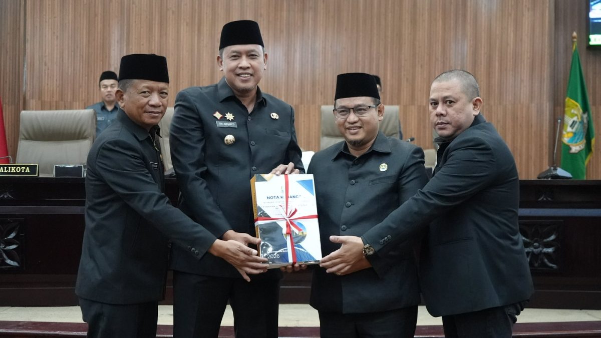 Wali Kota Bekasi Tri Adhianto bersama pimpinan DPRD Kota Bekasi menunjukkan Nota Keuangan Rancangan Perubahan APBD Kota Bekasi Tahun Anggaran 2026 seusai Rapat Paripurna DPRD Kota Bekasi, Kamis (17/9/2026). Dalam rancangan tersebut, pendapatan daerah diproyeksikan mencapai Rp7,045 triliun.