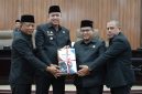 Wali Kota Bekasi Tri Adhianto bersama pimpinan DPRD Kota Bekasi menunjukkan Nota Keuangan Rancangan Perubahan APBD Kota Bekasi Tahun Anggaran 2026 seusai Rapat Paripurna DPRD Kota Bekasi, Kamis (17/9/2026). Dalam rancangan tersebut, pendapatan daerah diproyeksikan mencapai Rp7,045 triliun.
