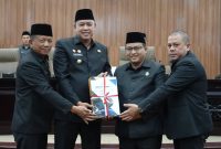 Wali Kota Bekasi Tri Adhianto bersama pimpinan DPRD Kota Bekasi menunjukkan Nota Keuangan Rancangan Perubahan APBD Kota Bekasi Tahun Anggaran 2026 seusai Rapat Paripurna DPRD Kota Bekasi, Kamis (17/9/2026). Dalam rancangan tersebut, pendapatan daerah diproyeksikan mencapai Rp7,045 triliun.