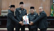 Wali Kota Bekasi Tri Adhianto bersama pimpinan DPRD Kota Bekasi menunjukkan Nota Keuangan Rancangan Perubahan APBD Kota Bekasi Tahun Anggaran 2026 seusai Rapat Paripurna DPRD Kota Bekasi, Kamis (17/9/2026). Dalam rancangan tersebut, pendapatan daerah diproyeksikan mencapai Rp7,045 triliun.