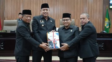 Wali Kota Bekasi Tri Adhianto bersama pimpinan DPRD Kota Bekasi menunjukkan Nota Keuangan Rancangan Perubahan APBD Kota Bekasi Tahun Anggaran 2026 seusai Rapat Paripurna DPRD Kota Bekasi, Kamis (17/9/2026). Dalam rancangan tersebut, pendapatan daerah diproyeksikan mencapai Rp7,045 triliun.