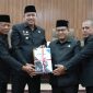 Wali Kota Bekasi Tri Adhianto bersama pimpinan DPRD Kota Bekasi menunjukkan Nota Keuangan Rancangan Perubahan APBD Kota Bekasi Tahun Anggaran 2026 seusai Rapat Paripurna DPRD Kota Bekasi, Kamis (17/9/2026). Dalam rancangan tersebut, pendapatan daerah diproyeksikan mencapai Rp7,045 triliun.