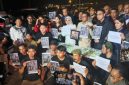 Keterangan Foto:
Keluarga dan rekan-rekan lima jurnalis serta tiga awak Kapal Arupadhatu I menggelar aksi bersama dengan membawa foto dan poster para korban setelah operasi pencarian dihentikan Tim SAR gabungan di Selat Sunda, Kamis (17/9/2026). Operasi pencarian selama 10 hari belum menemukan keberadaan kapal maupun delapan orang yang hilang kontak.