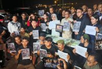 Keterangan Foto:
Keluarga dan rekan-rekan lima jurnalis serta tiga awak Kapal Arupadhatu I menggelar aksi bersama dengan membawa foto dan poster para korban setelah operasi pencarian dihentikan Tim SAR gabungan di Selat Sunda, Kamis (17/9/2026). Operasi pencarian selama 10 hari belum menemukan keberadaan kapal maupun delapan orang yang hilang kontak.