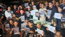 Keterangan Foto:
Keluarga dan rekan-rekan lima jurnalis serta tiga awak Kapal Arupadhatu I menggelar aksi bersama dengan membawa foto dan poster para korban setelah operasi pencarian dihentikan Tim SAR gabungan di Selat Sunda, Kamis (17/9/2026). Operasi pencarian selama 10 hari belum menemukan keberadaan kapal maupun delapan orang yang hilang kontak.