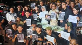 Keterangan Foto:
Keluarga dan rekan-rekan lima jurnalis serta tiga awak Kapal Arupadhatu I menggelar aksi bersama dengan membawa foto dan poster para korban setelah operasi pencarian dihentikan Tim SAR gabungan di Selat Sunda, Kamis (17/9/2026). Operasi pencarian selama 10 hari belum menemukan keberadaan kapal maupun delapan orang yang hilang kontak.