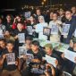 Keterangan Foto:
Keluarga dan rekan-rekan lima jurnalis serta tiga awak Kapal Arupadhatu I menggelar aksi bersama dengan membawa foto dan poster para korban setelah operasi pencarian dihentikan Tim SAR gabungan di Selat Sunda, Kamis (17/9/2026). Operasi pencarian selama 10 hari belum menemukan keberadaan kapal maupun delapan orang yang hilang kontak.