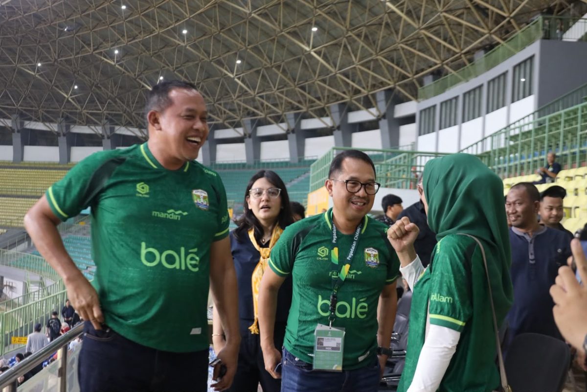 Wali Kota Bekasi bersama jajaran pejabat menyaksikan laga perdana Adhyaksa Bekasi FC di Stadion Patriot Candrabhaga, Kota Bekasi, Jumat (18/9/2026). Adhyaksa Bekasi FC harus mengakui keunggulan Persikad Depok dengan skor 1-2 dalam lanjutan Pegadaian Championship.