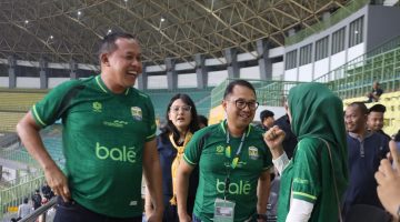 Wali Kota Bekasi bersama jajaran pejabat menyaksikan laga perdana Adhyaksa Bekasi FC di Stadion Patriot Candrabhaga, Kota Bekasi, Jumat (18/9/2026). Adhyaksa Bekasi FC harus mengakui keunggulan Persikad Depok dengan skor 1-2 dalam lanjutan Pegadaian Championship.