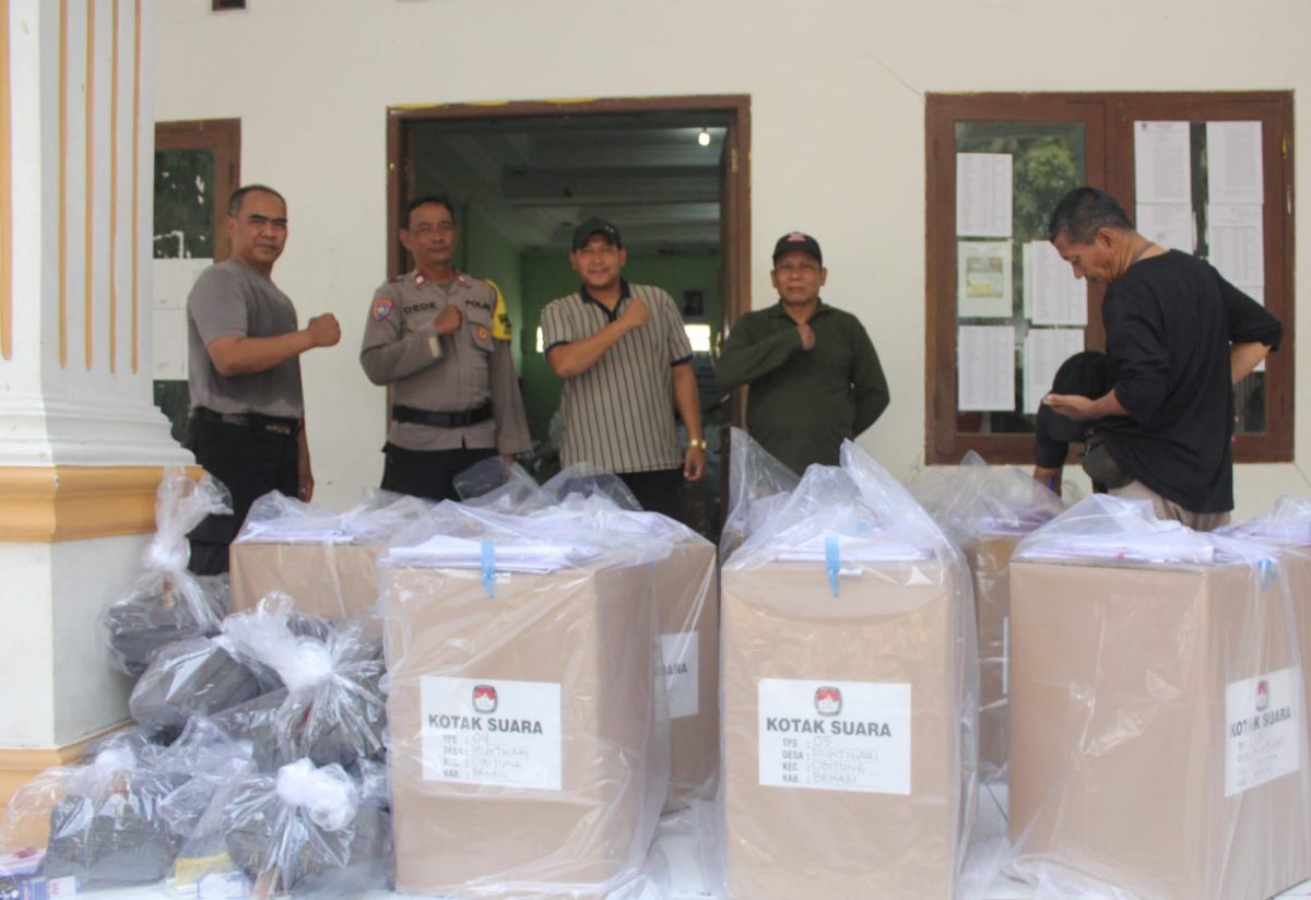 Panitia Pilkades Desa Muktiwari bersama unsur pengamanan melakukan pengecekan dan persiapan distribusi kotak suara serta logistik Pilkades ke sejumlah TPS, Sabtu (19/9/2026). Sebanyak 45 TPS disiapkan untuk pelaksanaan Pilkades Muktiwari.