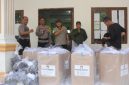 Panitia Pilkades Desa Muktiwari bersama unsur pengamanan melakukan pengecekan dan persiapan distribusi kotak suara serta logistik Pilkades ke sejumlah TPS, Sabtu (19/9/2026). Sebanyak 45 TPS disiapkan untuk pelaksanaan Pilkades Muktiwari.