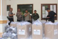 Panitia Pilkades Desa Muktiwari bersama unsur pengamanan melakukan pengecekan dan persiapan distribusi kotak suara serta logistik Pilkades ke sejumlah TPS, Sabtu (19/9/2026). Sebanyak 45 TPS disiapkan untuk pelaksanaan Pilkades Muktiwari.