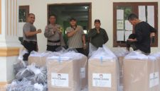 Panitia Pilkades Desa Muktiwari bersama unsur pengamanan melakukan pengecekan dan persiapan distribusi kotak suara serta logistik Pilkades ke sejumlah TPS, Sabtu (19/9/2026). Sebanyak 45 TPS disiapkan untuk pelaksanaan Pilkades Muktiwari.