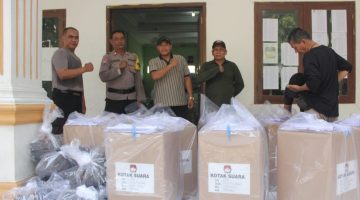 Panitia Pilkades Desa Muktiwari bersama unsur pengamanan melakukan pengecekan dan persiapan distribusi kotak suara serta logistik Pilkades ke sejumlah TPS, Sabtu (19/9/2026). Sebanyak 45 TPS disiapkan untuk pelaksanaan Pilkades Muktiwari.