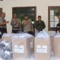 Panitia Pilkades Desa Muktiwari bersama unsur pengamanan melakukan pengecekan dan persiapan distribusi kotak suara serta logistik Pilkades ke sejumlah TPS, Sabtu (19/9/2026). Sebanyak 45 TPS disiapkan untuk pelaksanaan Pilkades Muktiwari.