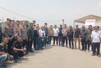 Petugas gabungan bersama Panitia Pilkades dan unsur terkait berfoto bersama di lokasi TPS Digital 01 Desa Muktiwari, Kecamatan Cibitung, Kabupaten Bekasi, Minggu (20/9/2026), saat pelaksanaan Pilkades Serentak 2026. TPS tersebut menjadi salah satu lokasi penerapan sistem pemungutan suara digital.