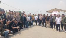 Petugas gabungan bersama Panitia Pilkades dan unsur terkait berfoto bersama di lokasi TPS Digital 01 Desa Muktiwari, Kecamatan Cibitung, Kabupaten Bekasi, Minggu (20/9/2026), saat pelaksanaan Pilkades Serentak 2026. TPS tersebut menjadi salah satu lokasi penerapan sistem pemungutan suara digital.