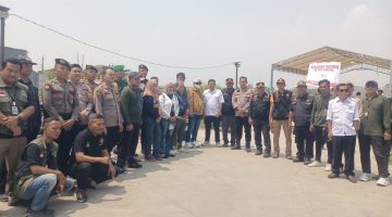 Petugas gabungan bersama Panitia Pilkades dan unsur terkait berfoto bersama di lokasi TPS Digital 01 Desa Muktiwari, Kecamatan Cibitung, Kabupaten Bekasi, Minggu (20/9/2026), saat pelaksanaan Pilkades Serentak 2026. TPS tersebut menjadi salah satu lokasi penerapan sistem pemungutan suara digital.