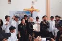 Sejumlah pendukung dan warga berkumpul dalam suasana Pilkades Lambangsari 2026. Seorang calon kepala desa tampak memegang dokumen bersama tim dan pendukung usai rangkaian proses pemilihan di Desa Lambangsari, Kecamatan Tambun Selatan, Kabupaten Bekasi