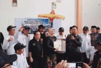 Sejumlah pendukung dan warga berkumpul dalam suasana Pilkades Lambangsari 2026. Seorang calon kepala desa tampak memegang dokumen bersama tim dan pendukung usai rangkaian proses pemilihan di Desa Lambangsari, Kecamatan Tambun Selatan, Kabupaten Bekasi