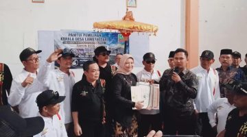 Sejumlah pendukung dan warga berkumpul dalam suasana Pilkades Lambangsari 2026. Seorang calon kepala desa tampak memegang dokumen bersama tim dan pendukung usai rangkaian proses pemilihan di Desa Lambangsari, Kecamatan Tambun Selatan, Kabupaten Bekasi