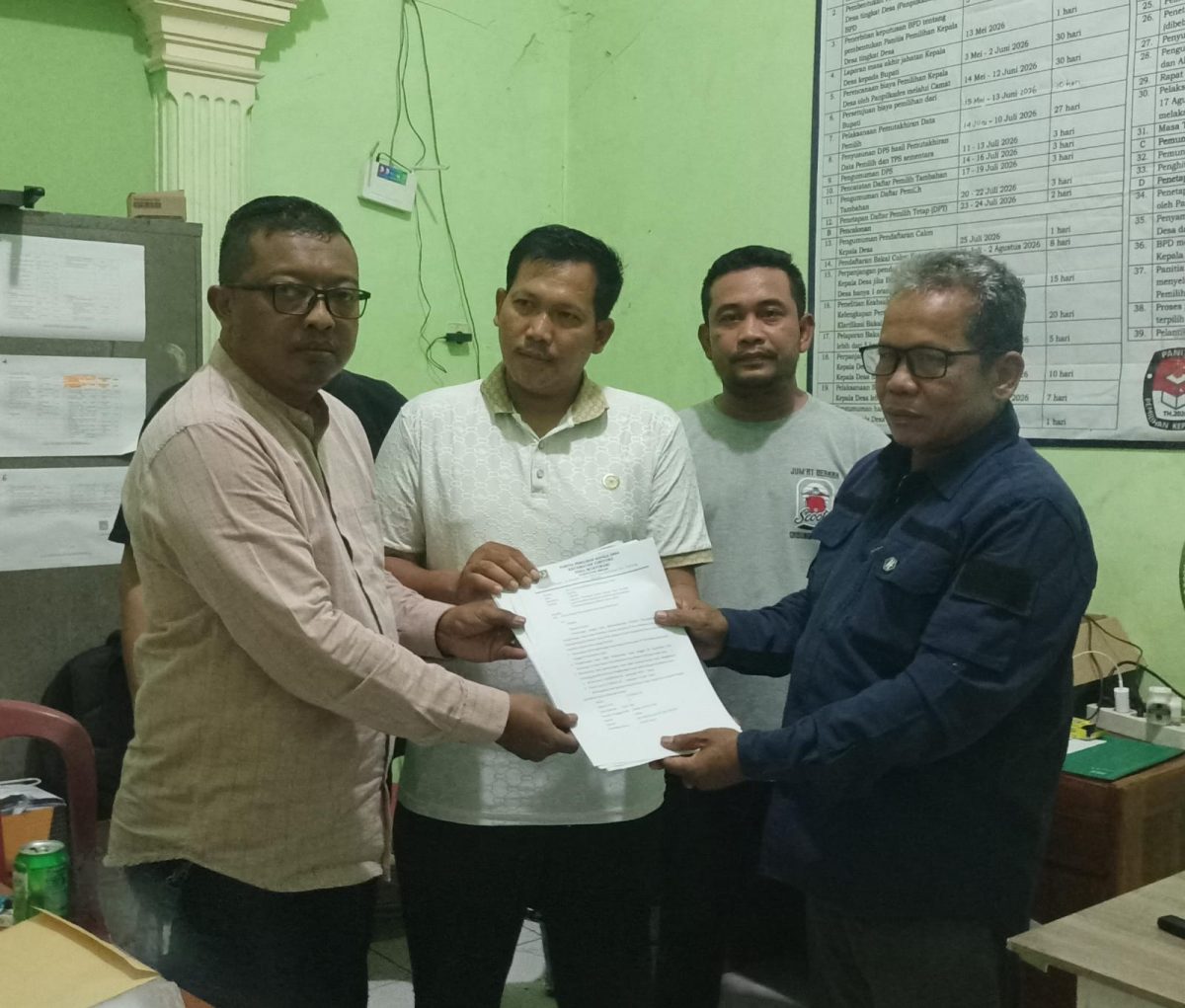 Panitia Pilkades Muktiwari menyerahkan berkas hasil Rapat Pleno Rekapitulasi Hasil Pemungutan Suara kepada BPD Desa Muktiwari setelah seluruh tahapan penghitungan suara Pilkades 2026-2034 selesai dilaksanakan, Pada Senin (21/9/2026) malam.