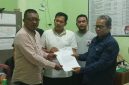 Panitia Pilkades Muktiwari menyerahkan berkas hasil Rapat Pleno Rekapitulasi Hasil Pemungutan Suara kepada BPD Desa Muktiwari setelah seluruh tahapan penghitungan suara Pilkades 2026-2034 selesai dilaksanakan, Pada Senin (21/9/2026) malam.