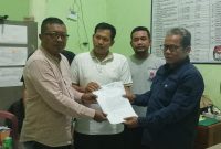 Panitia Pilkades Muktiwari menyerahkan berkas hasil Rapat Pleno Rekapitulasi Hasil Pemungutan Suara kepada BPD Desa Muktiwari setelah seluruh tahapan penghitungan suara Pilkades 2026-2034 selesai dilaksanakan, Pada Senin (21/9/2026) malam.