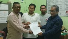 Panitia Pilkades Muktiwari menyerahkan berkas hasil Rapat Pleno Rekapitulasi Hasil Pemungutan Suara kepada BPD Desa Muktiwari setelah seluruh tahapan penghitungan suara Pilkades 2026-2034 selesai dilaksanakan, Pada Senin (21/9/2026) malam.