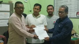 Panitia Pilkades Muktiwari menyerahkan berkas hasil Rapat Pleno Rekapitulasi Hasil Pemungutan Suara kepada BPD Desa Muktiwari setelah seluruh tahapan penghitungan suara Pilkades 2026-2034 selesai dilaksanakan, Pada Senin (21/9/2026) malam.