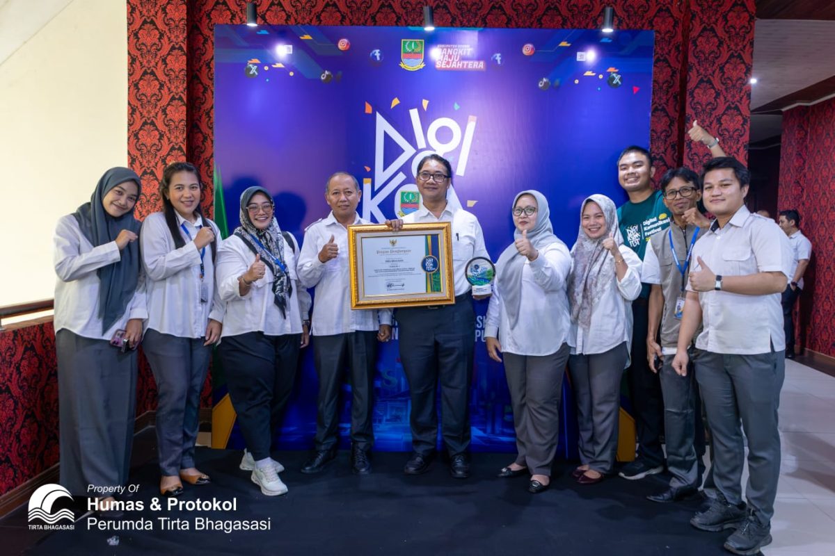 Perwakilan Perumda Tirta Bhagasasi menerima penghargaan Terbaik I Kategori Pengelolaan Media Sosial Terbaik Subkategori Perangkat Daerah dan BUMD pada ajang DigiKom Fest Kabupaten Bekasi 2026.