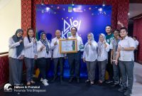 Perwakilan Perumda Tirta Bhagasasi menerima penghargaan Terbaik I Kategori Pengelolaan Media Sosial Terbaik Subkategori Perangkat Daerah dan BUMD pada ajang DigiKom Fest Kabupaten Bekasi 2026.