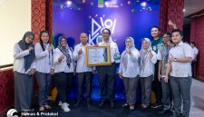 Perwakilan Perumda Tirta Bhagasasi menerima penghargaan Terbaik I Kategori Pengelolaan Media Sosial Terbaik Subkategori Perangkat Daerah dan BUMD pada ajang DigiKom Fest Kabupaten Bekasi 2026.