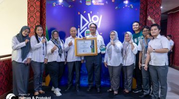 Perwakilan Perumda Tirta Bhagasasi menerima penghargaan Terbaik I Kategori Pengelolaan Media Sosial Terbaik Subkategori Perangkat Daerah dan BUMD pada ajang DigiKom Fest Kabupaten Bekasi 2026.