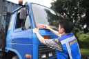 Petugas Jasamarga menempelkan stiker peringatan "Over Load" pada kendaraan angkutan barang yang terindikasi melebihi batas muatan dalam kegiatan penertiban Over Dimension Over Load (ODOL) di ruas tol sebagai bagian dari dukungan menuju target Zero ODOL 2027.