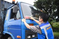 Petugas Jasamarga menempelkan stiker peringatan "Over Load" pada kendaraan angkutan barang yang terindikasi melebihi batas muatan dalam kegiatan penertiban Over Dimension Over Load (ODOL) di ruas tol sebagai bagian dari dukungan menuju target Zero ODOL 2027.