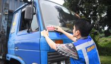 Petugas Jasamarga menempelkan stiker peringatan "Over Load" pada kendaraan angkutan barang yang terindikasi melebihi batas muatan dalam kegiatan penertiban Over Dimension Over Load (ODOL) di ruas tol sebagai bagian dari dukungan menuju target Zero ODOL 2027.