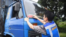 Petugas Jasamarga menempelkan stiker peringatan "Over Load" pada kendaraan angkutan barang yang terindikasi melebihi batas muatan dalam kegiatan penertiban Over Dimension Over Load (ODOL) di ruas tol sebagai bagian dari dukungan menuju target Zero ODOL 2027.