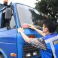 Petugas Jasamarga menempelkan stiker peringatan "Over Load" pada kendaraan angkutan barang yang terindikasi melebihi batas muatan dalam kegiatan penertiban Over Dimension Over Load (ODOL) di ruas tol sebagai bagian dari dukungan menuju target Zero ODOL 2027.