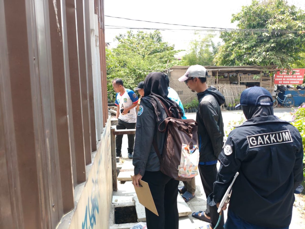 Petugas Dinas Lingkungan Hidup (DLH) Kota Bekasi melakukan pemeriksaan pengelolaan air limbah usaha restoran serta pengambilan sampel air permukaan di Sungai Kali Abang 2, Perwira Sari, Kecamatan Bekasi Utara, Selasa (22/9/2026).