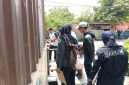 Petugas Dinas Lingkungan Hidup (DLH) Kota Bekasi melakukan pemeriksaan pengelolaan air limbah usaha restoran serta pengambilan sampel air permukaan di Sungai Kali Abang 2, Perwira Sari, Kecamatan Bekasi Utara, Selasa (22/9/2026).