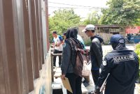 Petugas Dinas Lingkungan Hidup (DLH) Kota Bekasi melakukan pemeriksaan pengelolaan air limbah usaha restoran serta pengambilan sampel air permukaan di Sungai Kali Abang 2, Perwira Sari, Kecamatan Bekasi Utara, Selasa (22/9/2026).