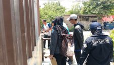 Petugas Dinas Lingkungan Hidup (DLH) Kota Bekasi melakukan pemeriksaan pengelolaan air limbah usaha restoran serta pengambilan sampel air permukaan di Sungai Kali Abang 2, Perwira Sari, Kecamatan Bekasi Utara, Selasa (22/9/2026).