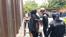 Petugas Dinas Lingkungan Hidup (DLH) Kota Bekasi melakukan pemeriksaan pengelolaan air limbah usaha restoran serta pengambilan sampel air permukaan di Sungai Kali Abang 2, Perwira Sari, Kecamatan Bekasi Utara, Selasa (22/9/2026).