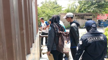 Petugas Dinas Lingkungan Hidup (DLH) Kota Bekasi melakukan pemeriksaan pengelolaan air limbah usaha restoran serta pengambilan sampel air permukaan di Sungai Kali Abang 2, Perwira Sari, Kecamatan Bekasi Utara, Selasa (22/9/2026).