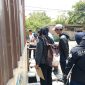 Petugas Dinas Lingkungan Hidup (DLH) Kota Bekasi melakukan pemeriksaan pengelolaan air limbah usaha restoran serta pengambilan sampel air permukaan di Sungai Kali Abang 2, Perwira Sari, Kecamatan Bekasi Utara, Selasa (22/9/2026).