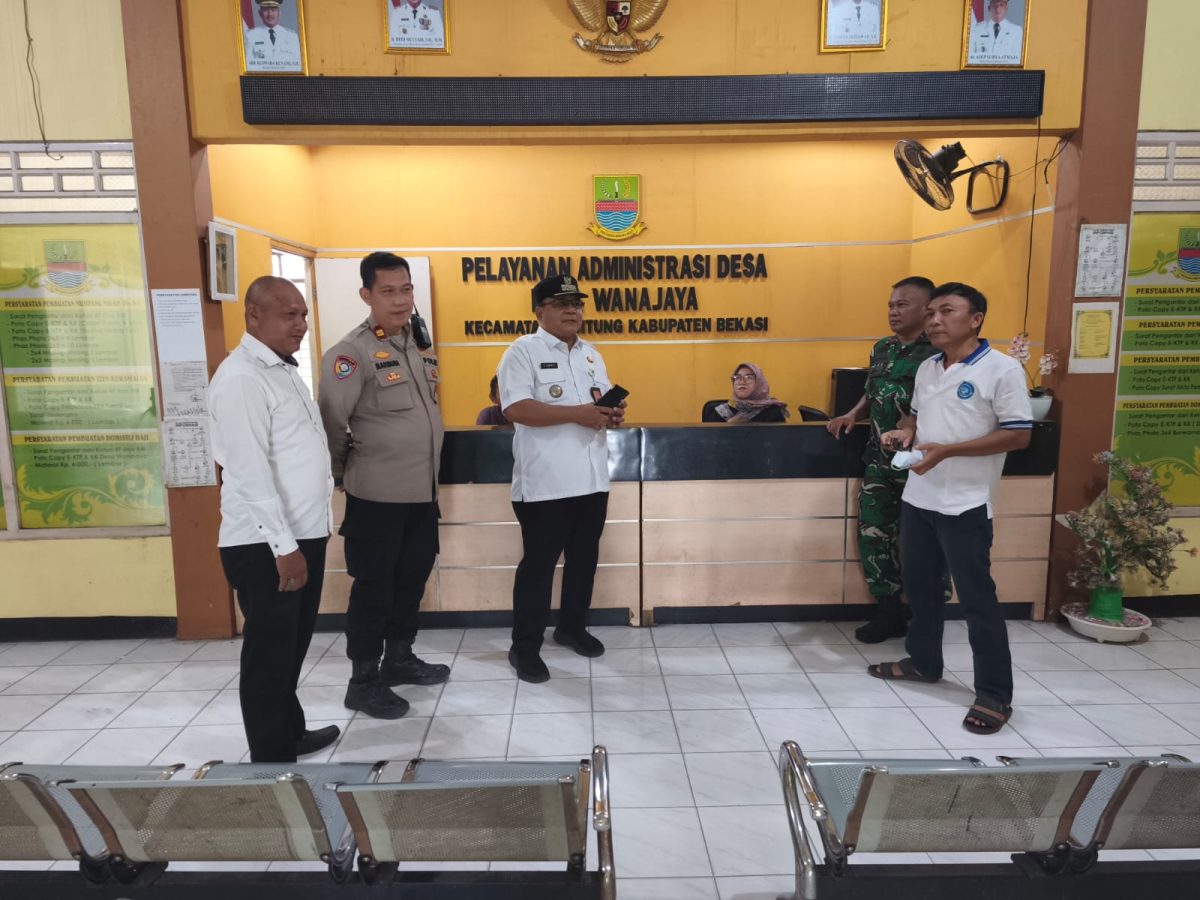 Camat Cibitung Encun Sunarto bersama Kapolsek Cibitung Kompol Dimmas Adhit Putranto dan Danramil Cibitung Mayor Inf. Agung Purnomo meninjau sejumlah desa usai Pilkades Serentak 2026 untuk memastikan situasi tetap aman dan pelayanan masyarakat berjalan normal.