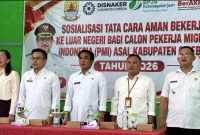Wakil Bupati Cirebon Agus Kurniawan Budiman (tengah) bersama jajaran Dinas Ketenagakerjaan Kabupaten Cirebon dan BPJS Ketenagakerjaan membuka sosialisasi tata cara aman bekerja ke luar negeri bagi 100 calon Pekerja Migran Indonesia (PMI) di Kecamatan Pabedilan, Kabupaten Cirebon, Rabu (23/9/2026). Foto: Dok. Disnaker Kabupaten Cirebon.